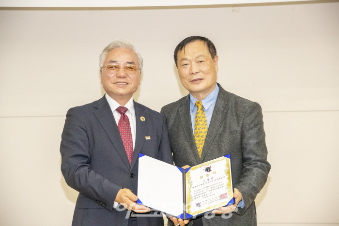 세계한인재단 임명장 수여식-박상원 상임대표 총회장과 조갑진 박사