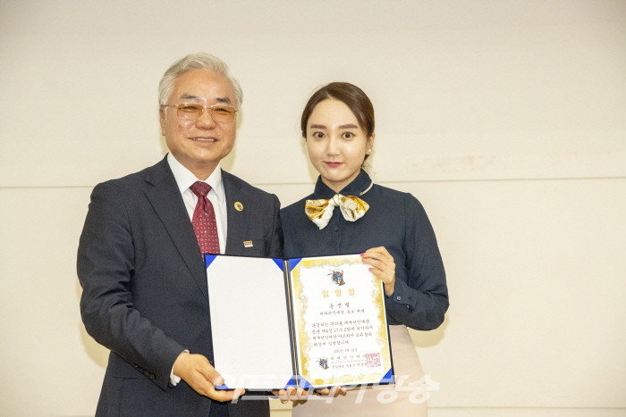 세계한인재단 임명장 수여식-박상원 상임대표 총회장과 홍보위원 송샛별