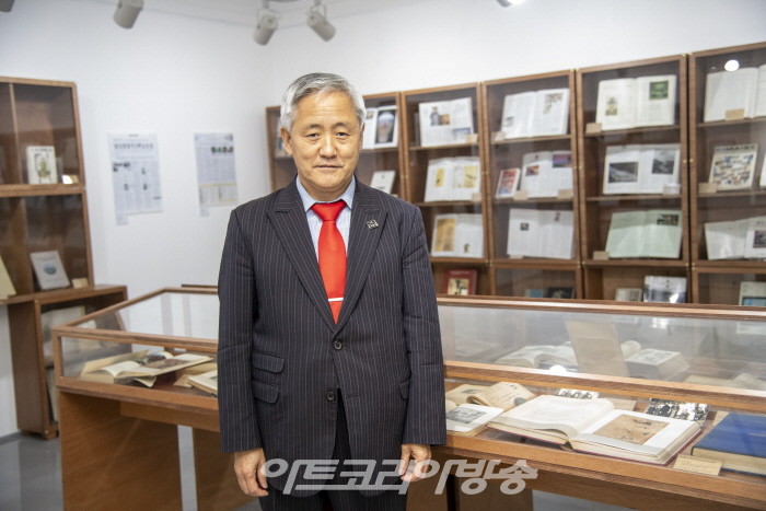 제21회 김달진미술사이야기-김달진 관장이 설명 후 기념사진을 찍고 있다.