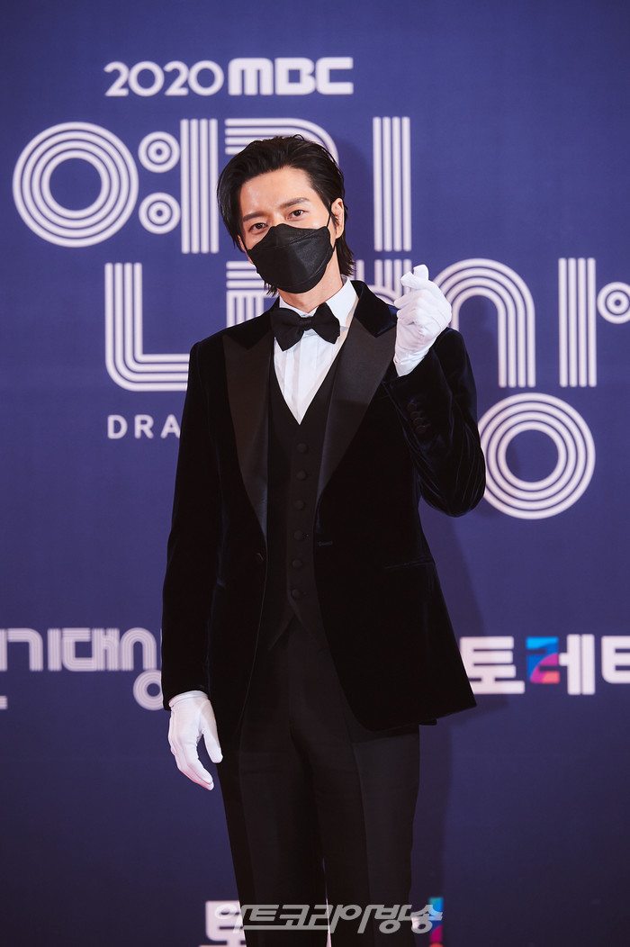 '2020 MBC 연기대상'에서 대상을 수상한 박해진이 포토월 행사에서 포즈를 취하고 있다. 2020.12.30 제공 MBC