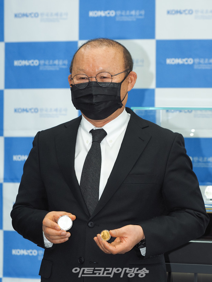 2월 1일 오전 서울 마포구 조폐공사 서울사옥 1층 '오롯·디윰관'에서 열린 '박항서 감독 기념메달식'에서 박항서 감독이 기념메달을 들고 포즈를 취하고 있다. 2021.02.01 ⓒ아트코리아방송 이용선 기자