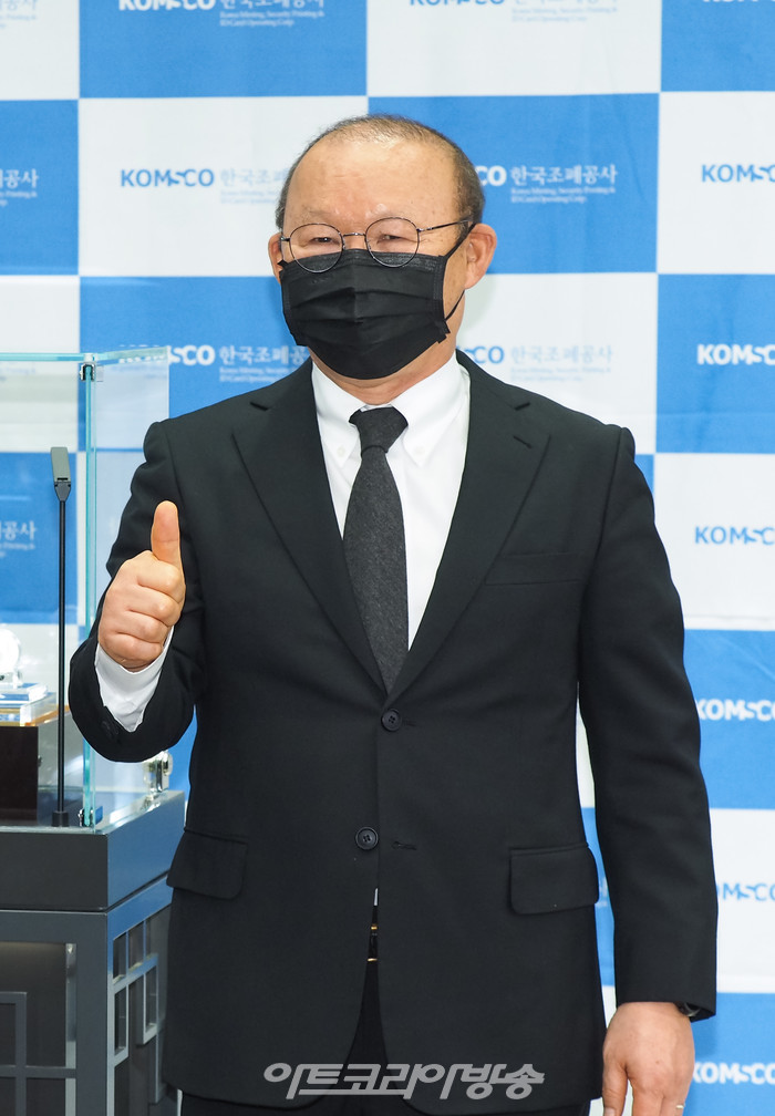 2월 1일 오전 서울 마포구 조폐공사 서울사옥 1층 '오롯·디윰관'에서 열린 '박항서 감독 기념메달식'에서 박항서 감독이 포즈를 취하고 있다. 2021.02.01 ⓒ아트코리아방송 이용선 기자