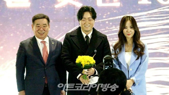 괜찮아 지구야  임채룡 상임고문과 우측) 2019 미스코리아 '미' 신혜지가 대한민국을 빛낸 10인 대상 '영화 배우 부문' 시상식에 참여하여  이준혁 수상자와 기념촬영을 하고 있다.