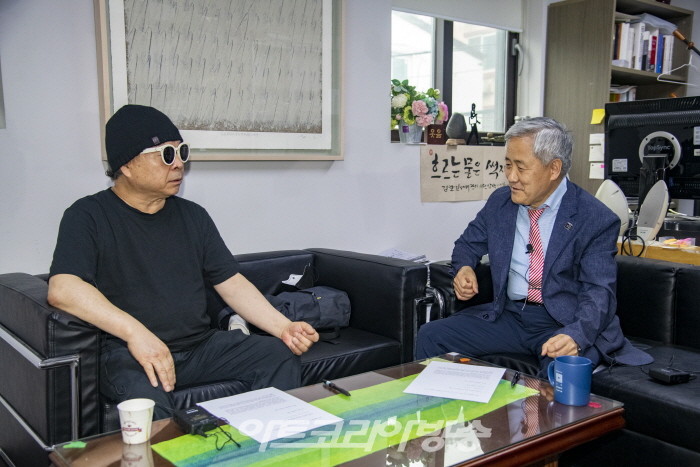 윤진섭 평론가와 김달진미술자료박물관 관장,