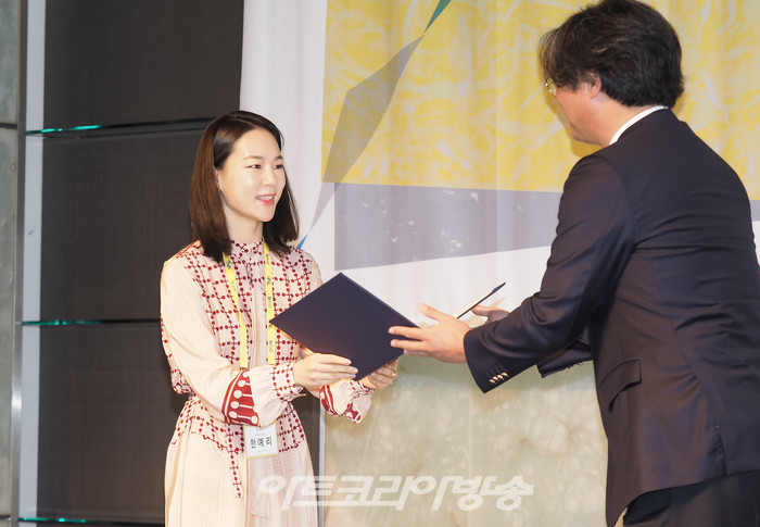 배우 한예리가 18일 서울 중구 소공동 더 플라자 호텔 다이아몬드홀에서 개최된 MODAFE 2021 제40회 국제현대무용제 기자간담회에서 이해준 모다페 2021 조직위원장으로부터 홍보대사 위촉장을 받고 있다. 2021.05.18  ⓒ아트코리아방송 이용선 기자