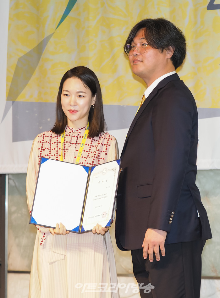 배우 한예리가 18일 서울 중구 소공동 더 플라자 호텔 다이아몬드홀에서 개최된 MODAFE 2021 제40회 국제현대무용제 기자간담회에서 홍보대사로 위촉 후 이해준 모다페 2021 조직위원장과 함께 기념 촬영을 하고 있다. 2021.05.18 ⓒ아트코리아방송 이용선 기자