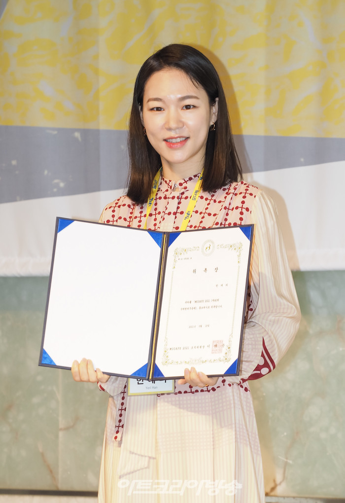 배우 한예리가 18일 서울 중구 소공동 더 플라자 호텔 다이아몬드홀에서 개최된 MODAFE 2021 제40회 국제현대무용제 기자간담회에서 홍보대사로 위촉 후 기념 촬영을 하고 있다. 2021.05.18 ⓒ아트코리아방송 이용선 기자