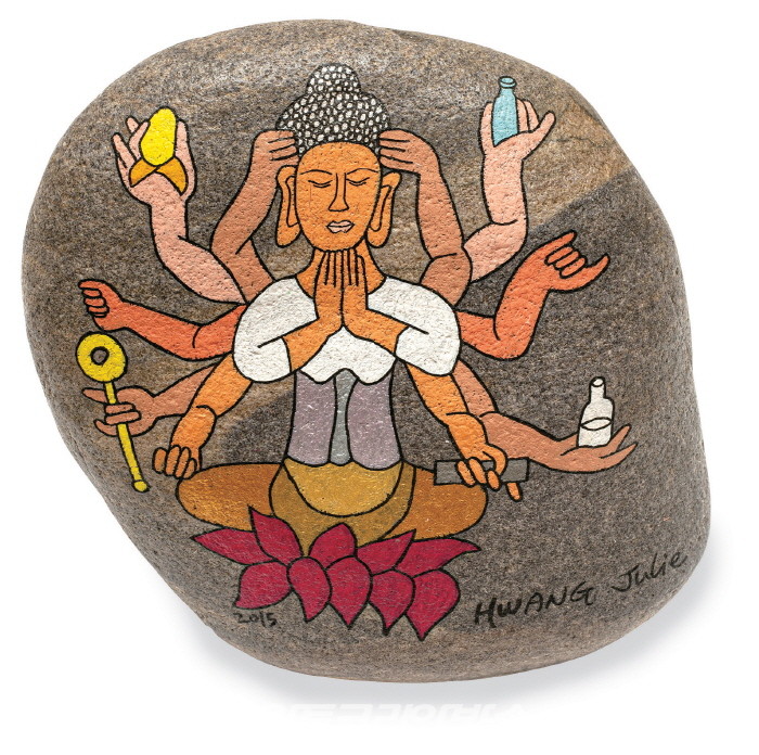 황주리 작가의 일상으로 만개한 꽃들의 ‘옴니버스 이야기