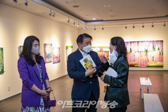 김순지 초대展 ‘별처럼 꽃처럼' 허성미 관장, 김종근 미술평론, 김순지 작가