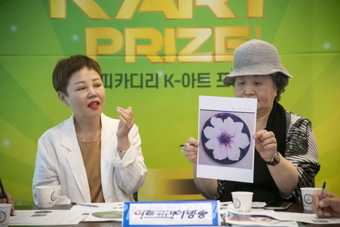 이정민 작가가 작품을 설명하고 있다.