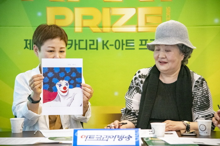 김길중 작가가 작품을 설명하고 있다.