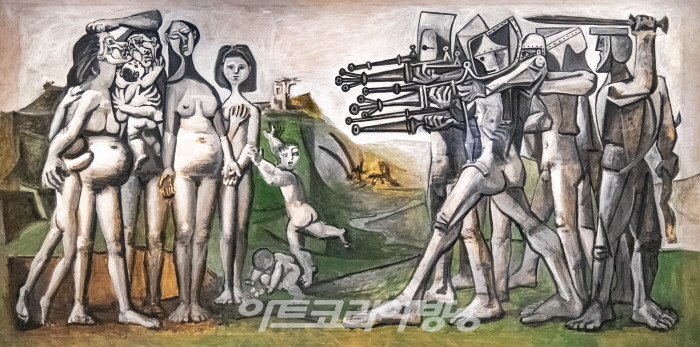 한국에[서의 학살-1951. 1. 18, 발로리스 합판에 유화 110*210cm 파리 국립피카소미술관