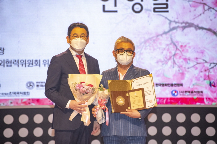 한국예총, '제34회 대한민국 예술 문화대상' 시상식 개최-가요TV 안영일 대표가 예술문화대상 특별공로상을 수상하고 있다.