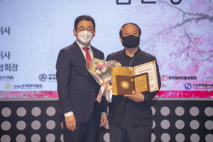 한국예총, '제34회 대한민국 예술 문화대상' 시상식 개최-아트코리아방송 김한정 대표가 한국예총 예술문화대상 특별공로상을 수상하고 있다.