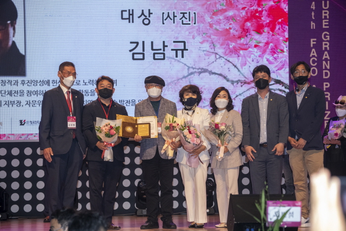 한국예총, '제34회 대한민국 예술 문화대상' 시상식 개최-제주 김남규 사진분과 지회장이 사진부문 대상을 수상하고 있다.