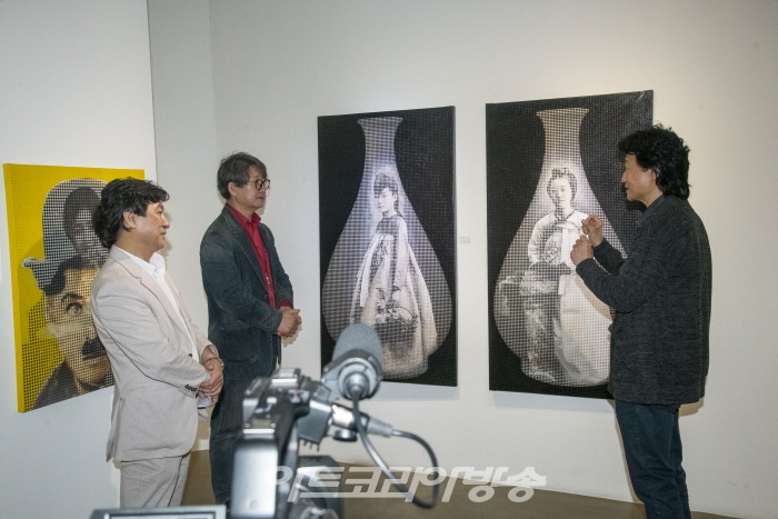 이승근 관장, 이헌영 작가에게 김중식 화백이 질문에 답하고 있다.