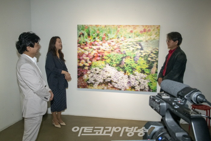 오지영 작가의 질문에 김중식 화백이 답하고 있다.