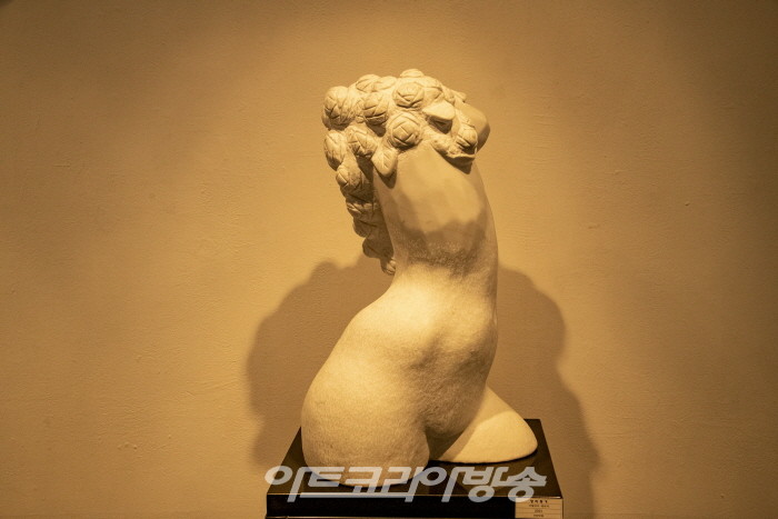 고수영 조각展 ‘향기’-장미향기 이탈리아 대리석