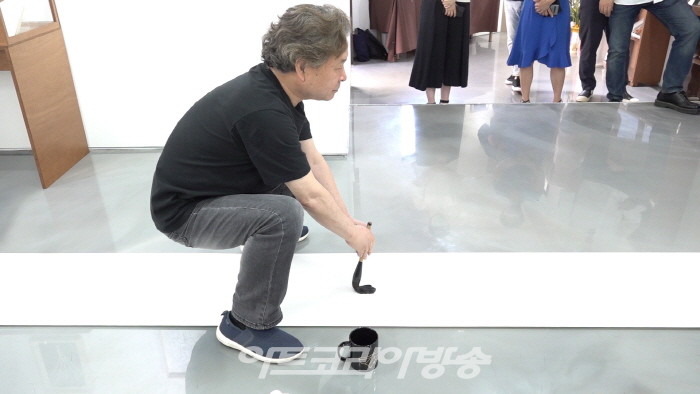 제43회 김달진미술사이야기, 퍼포먼스 '윤진섭 누가 그렸나'