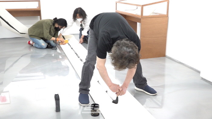 제43회 김달진미술사이야기, 퍼포먼스 '윤진섭 누가 그렸나'