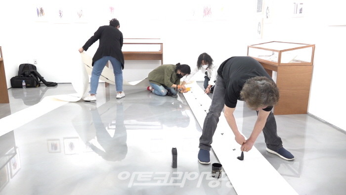 제43회 김달진미술사이야기, 퍼포먼스 '윤진섭 누가 그렸나'