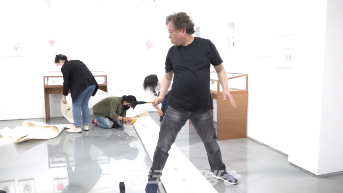 제43회 김달진미술사이야기, 퍼포먼스 '윤진섭 누가 그렸나'