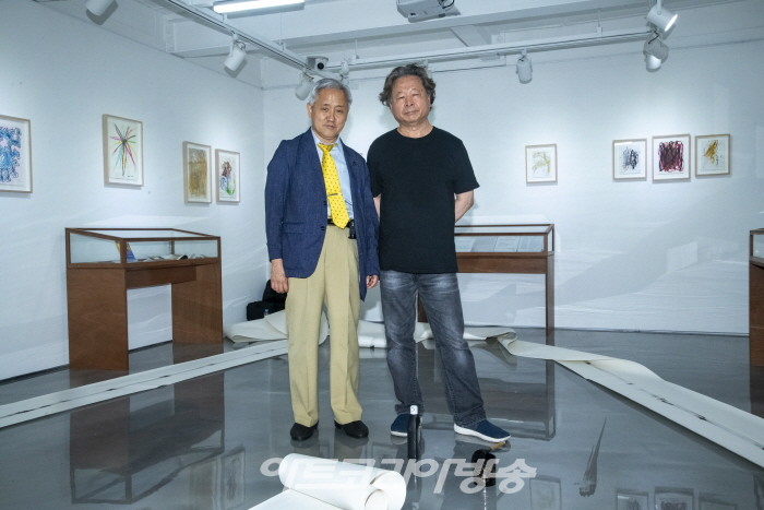 제43회 김달진미술사이야기, 퍼포먼스 '윤진섭 누가 그렸나'-김달진 관장과 윤진섭 작가