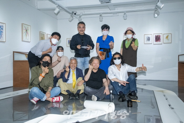 제43회 김달진미술사이야기, 퍼포먼스 '윤진섭 누가 그렸나'