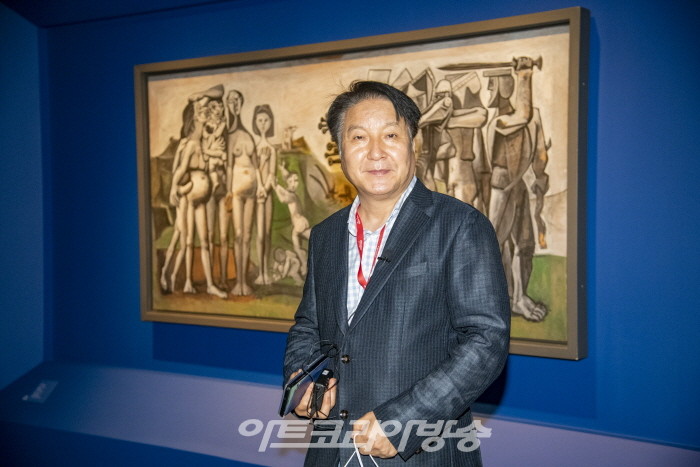 김종근 미술평론가가 피카소 작품을 설명하고 았다.