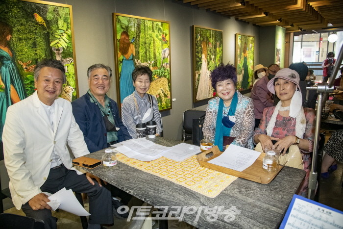 리정 출판기념회 2탄 ‘100명의 성공한 화가들의 비밀’-정규훈 교수와 일행