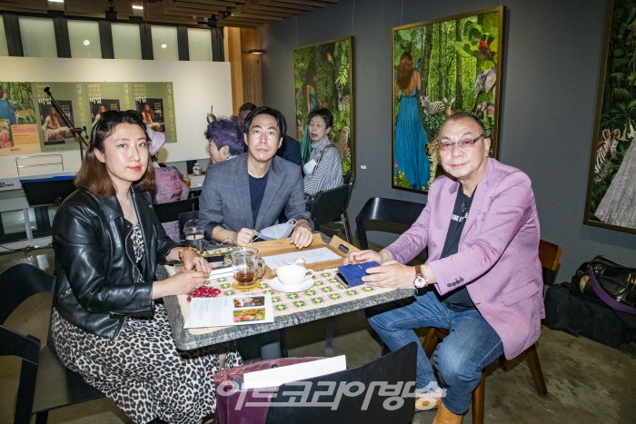 구연옥 교사, 리차드 홍교수, 아트코리아방송 스티브 김 총감독