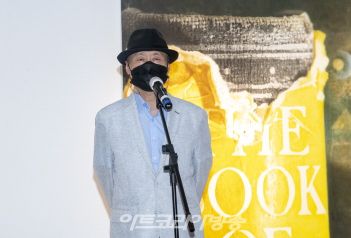 현대구상화가협회전 오프닝 행사-박명인 미술평론가가 축사를 하고 있다.