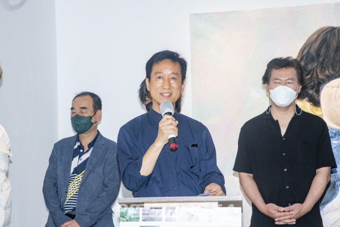 이영희 작가가 현대구상화가협회를 대표해 이번 전시에 참가한 작가를 소개하고 있다.