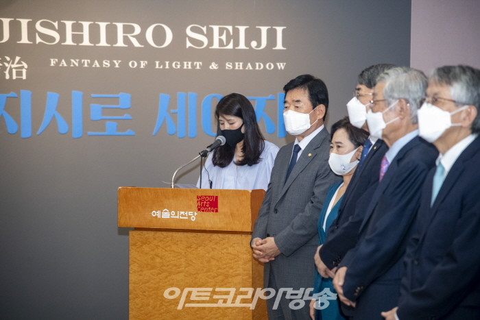 후지시로세이지 '빛과 그림자의 환타지'전 을 소개하고 있는 강혜숙 대표