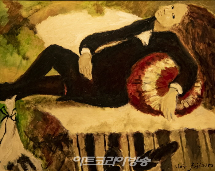 검정 옷의 소녀