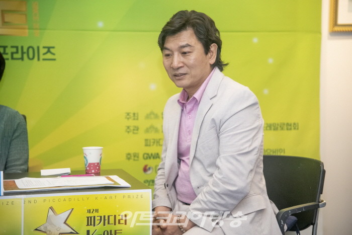 피카디리국제미술관 이승근 관장