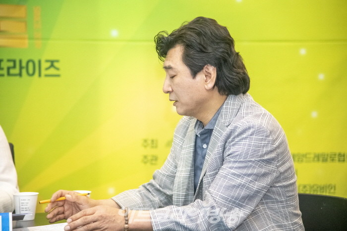 피카디리국제미술관 이승근 관장