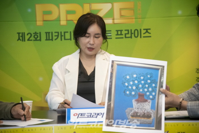 정준 작가가 작품을 설명하고 있다.