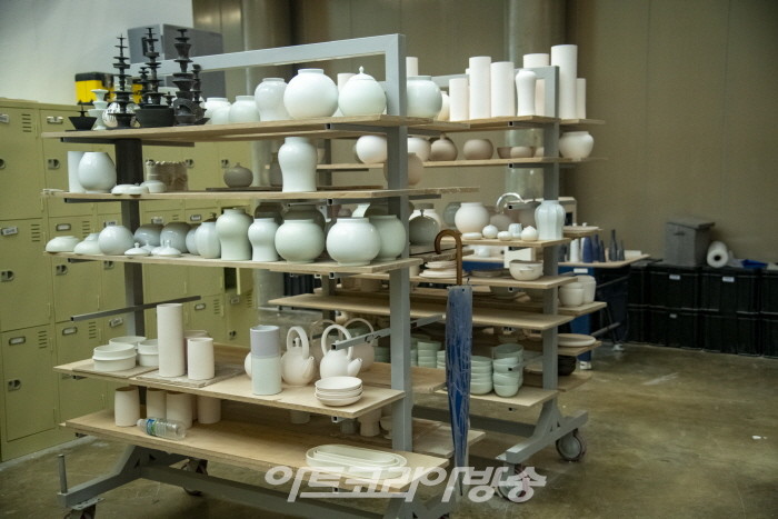 아트코리아방송이 선정한 2021 대한민국 문화예술대상 도자부문 황갑순 작가