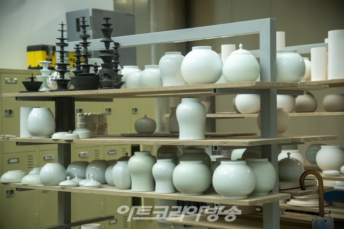 아트코리아방송이 선정한 2021 대한민국 문화예술대상 도자부문 황갑순 작가