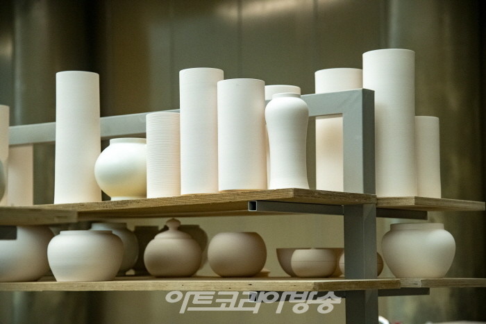 아트코리아방송이 선정한 2021 대한민국 문화예술대상 도자부문 황갑순 작가