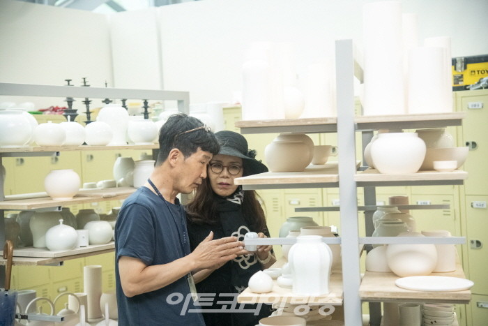 아트코리아방송이 선정한 2021 대한민국 문화예술대상 도자부문 황갑순 작가