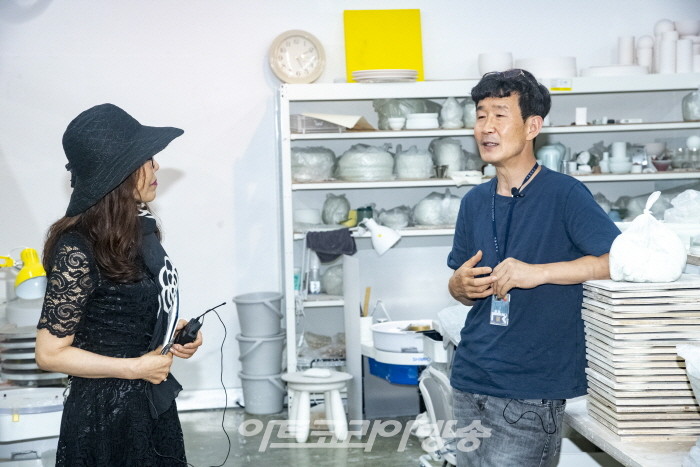 아트코리아방송이 선정한 2021 대한민국 문화예술대상 도자부문 황갑순 작가-김미영 국장과 황갑순 교수