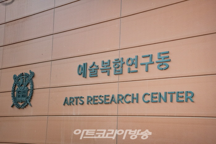 아트코리아방송이 선정한 2021 대한민국 문화예술대상 도자부문 황갑순 작가