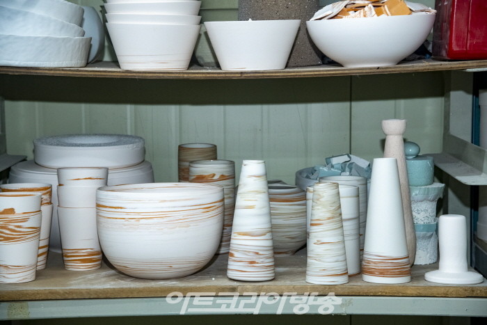 아트코리아방송이 선정한 2021 대한민국 문화예술대상 도자부문 황갑순 작가