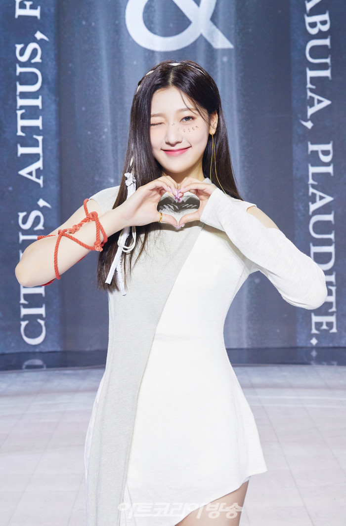 [AK포토] 이달의 소녀 최리, '기분좋은 미소' (&)