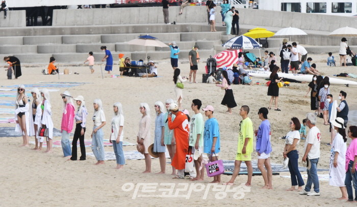 구구킴 동심전 & GuGugirls 캐릭터 패션쇼, 해운대 해변에서 개최