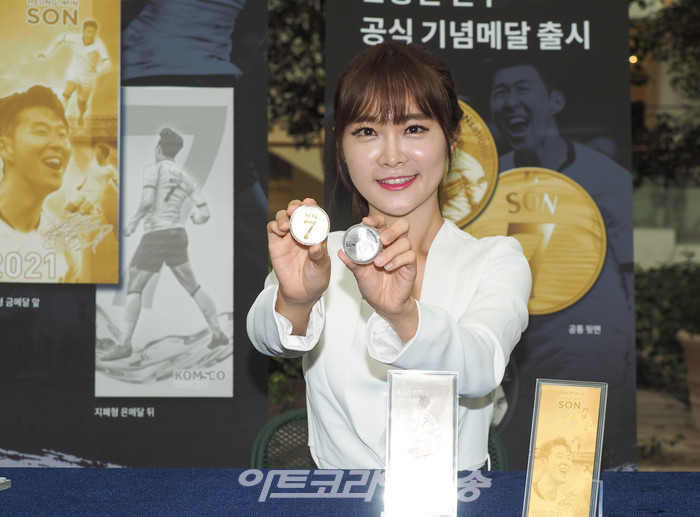 모델이 5일 오전 서울 여의도 더현대서울 5층 사운즈포레스트에서 열린 손흥민 기념메달 행사에서 메달을 들고 포즈를 취하고 있다. 2021.07.05 사진 ⓒ아트코리아방송 이용선 기자