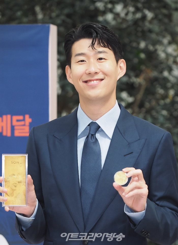 손흥민 선수가 5일 오전 서울 여의도 더현대서울 5층 사운즈포레스트에서 열린 '손흥민 기념메달' 공개식에서 메달을 들고 환한 미소와 함께 포즈를 취하고 있다. 2021.07.05 사진 ⓒ아트코리아방송 이용선 기자