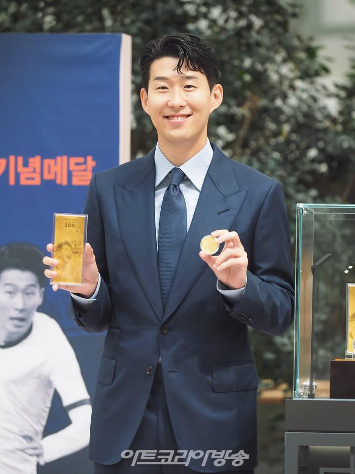 손흥민 선수가 5일 오전 서울 여의도 더현대서울 5층 사운즈포레스트에서 열린 '손흥민 기념메달' 공개식에서 메달을 들고 환한 미소와 함께 포즈를 취하고 있다. 2021.07.05 사진 ⓒ아트코리아방송 이용선 기자